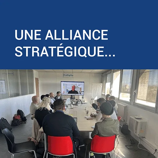 Un groupe de personnes est assis autour d'une table de conférence dans une salle de réunion, observant une personne lors d'un appel vidéo. Le texte au-dessus indique : "UNE ALLIANCE STRATÉGIQUE...